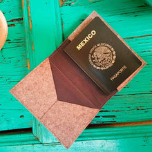 Porta Pasaporte ED-MUNDO de madera y fieltro de lana