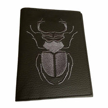 Porta Pasaporte de Curpiel Bordado (Diseño Escarabajo)